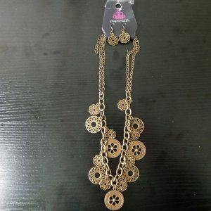 Paparazzi set (earring/necklace)